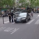 miniature pour Un automobiliste grille la priorité à des piétons et sort de sa voiture pour les frapper (Paris)
