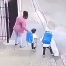 miniature pour Deux enfants font une prise de catch à leur mère