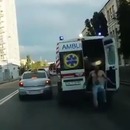 miniature pour Un homme saute d'une ambulance qui roule
