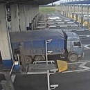 miniature pour Un camion force le péage et se fait péter ses pneus