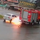 miniature pour Une voiture prend feu à côté des pompiers