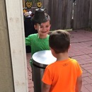 deux-enfants-frapper-tete-poubelle