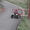 miniature pour En Quad, une mère et ses enfants se prennent une barrière