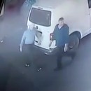 miniature pour Deux hommes se cognent à l'arrière d'une camionette