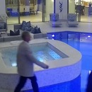 homme-marche-tombe-piscine