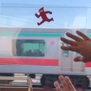 miniature pour Un enfant dans le train fait courir un bonhomme sur une feuille transparente