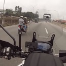 miniature pour Un motard roule à contre-sens sur l'autoroute pour semer des voleurs de moto