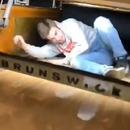Un mec se jette sur les quilles d'une allée de bowling