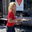 miniature pour Coronavirus, une serveuse apprend à garder ses distances