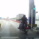 Un motard vole le péage d'une voiture