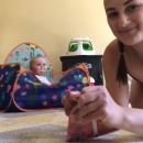 miniature pour Maman teste l'ouie de son bébé avec un paquet de friandises
