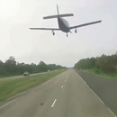 miniature pour Un avion atterrit devant un automobiliste sur l'autoroute