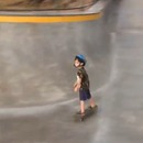 miniature pour Un enfant fait un joli plongeon en skateboard