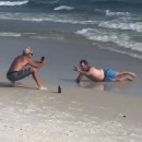 homme-imite-fille-pose-instagram-plage