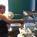 miniature pour Une femme se fait mordre par un serpent en le sortant de son terrarium