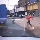 miniature pour Un conducteur renverse 2 voleurs à la tire qui fuient à moto