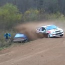 miniature pour Un virage et des accidents de voiture lors d'une course de rallye en Russie