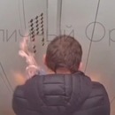 miniature pour Un homme prend feu dans un ascenseur en faisant le con avec un liquide inflammable