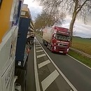 miniature pour Dépassement dangereux sur la voie inverse par un camion en France