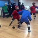 enfants-entrainement-frapper-hockey-sur-glace