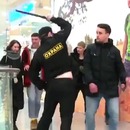 policier-frappe-masque-camera-cachee