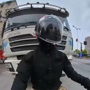 miniature pour Un homme en scooter se filme se faire écraser par un camion