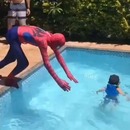 Spiderman manque de se noyer dans son costume