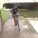 deux-cyclistes-cogner-pont-canal