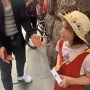 influenceur-tiktok-reprend-iphone-petite-fille