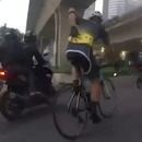 cycliste-voler-telephone-dos