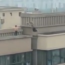 2-enfants-sauter-toit-immeuble