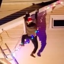 miniature pour Un mannequin qui bouge accroché sur le toit de sa maison pour Noel