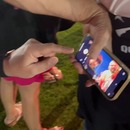 miniature pour Des inconnus font un selfie avec son téléphone dans son dos