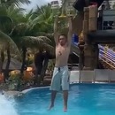 Un homme qui ne sait pas nager fait de la tyrolienne au dessus de l'eau