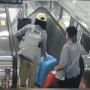 Strike avec une valise dans un escalator