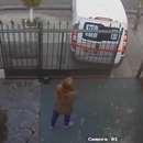 Une femme enfermée par un portail automatique