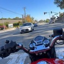 miniature pour Un motard se fait viollement percuter à un feu rouge