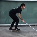 miniature pour Un homme aveugle saute un petit escalier en skateboard