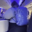 miniature pour Une femme avec un gros derrière victime de discrimination car l'avion n'est pas fait pour elle
