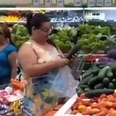 femme-essaye-concombre-avant-acheter