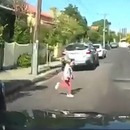 miniature pour Une petite fille traverse sans regarder et se fait percuter par une voiture