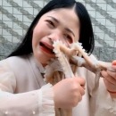 miniature pour Une fille se fait manger le visage par un poulpe