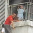 Sauvetage d'un enfant bloqué dans son balcon à cause d'une incendie