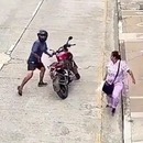 miniature pour Un automobiliste déterminé à faire tomber un voleur à moto