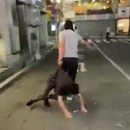 Un homme se fait trainer au sol jusqu'àu commissariat de police (Japon, Tokyo)