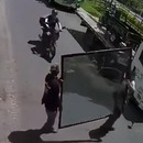 Un motard percute une vitre au milieu de la route