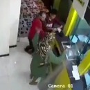 Un homme mécontent de sa banque pose une grenade au guichet