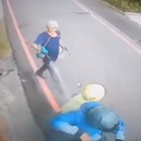 Un homme pulvérise du gasoil sur son voisin et son fils à moto