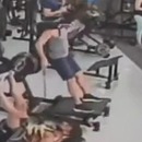 Une machine à squat lui tombe dessus à la salle de sport, il finit paralysé