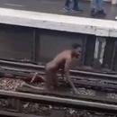 Un homme nu sur les rails du métro La Chapelle à Paris